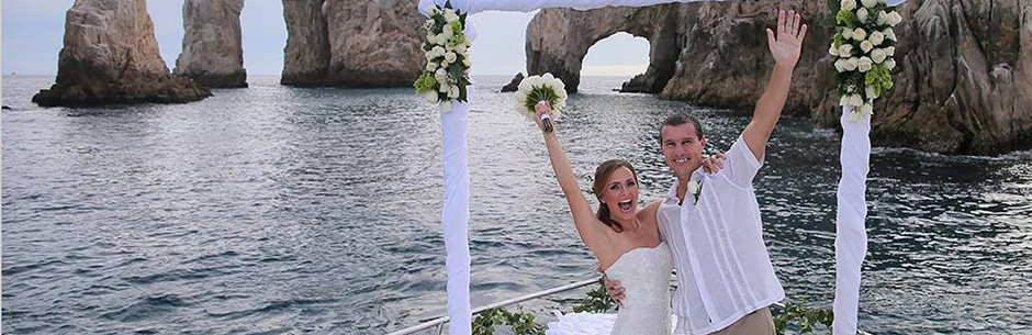 Luxury Yachts Los Cabos, CLuxury yacht wedding ceremony in Cabo with Arch at Land’s End in backgroundabo Yacht Charters, Los Cabos Luxury Yacht Charter, Yacht charters Cabo San Lucas Mexico, Hire a boat in Cabo Mexico, wedding yachts in Cabo, snorkeling